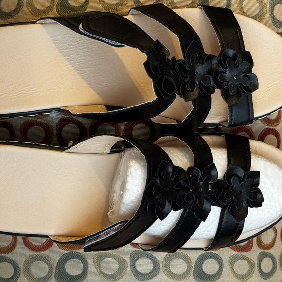 Light as a feather and super comfy sandal with flower design. Size 10 - Picture 2 of 4